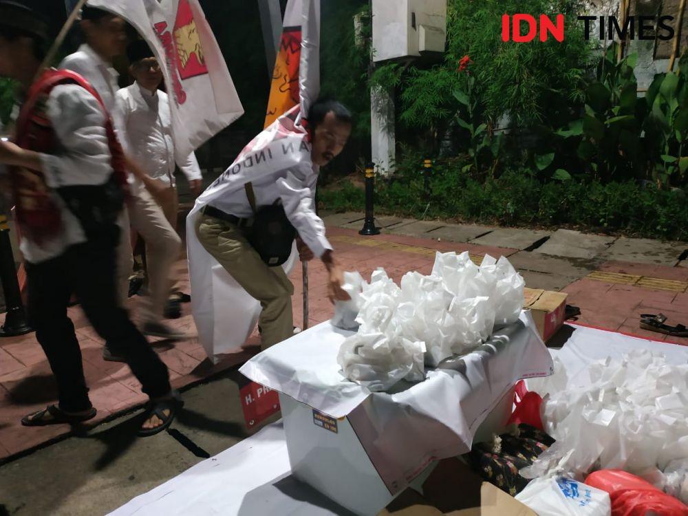 Peserta Kampanye Akbar Prabowo-Sandi Bagikan Makanan Gratis