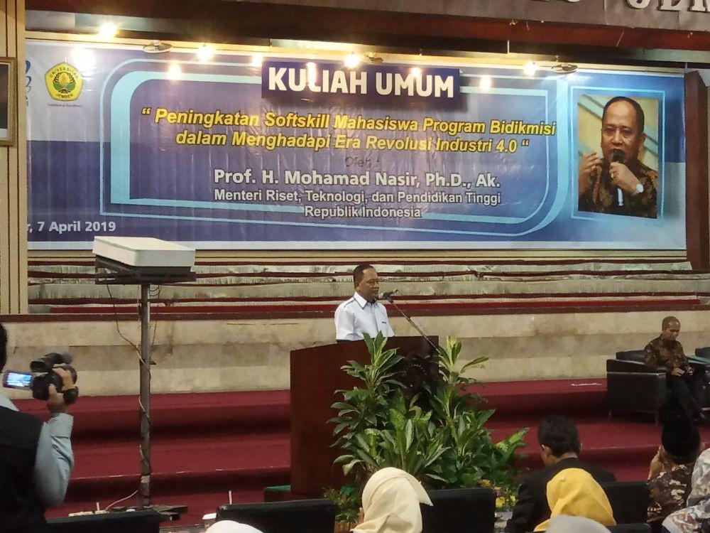 Kunjungi UNEJ, Menristekdikti Beri Laptop untuk Mahasiswa Cumlaude