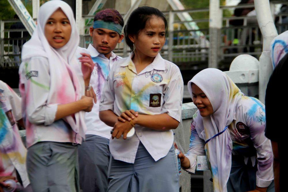 [FOTO] Serba-serbi Corat-Coret Seragam di Kota Medan Rayakan UNBK