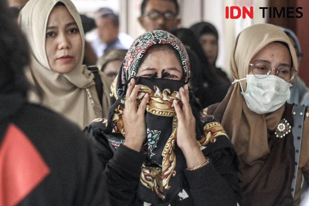 [FOTO] Tangis Histeris Keluarga Dengar Wahid Husein Divonis 8 Tahun
