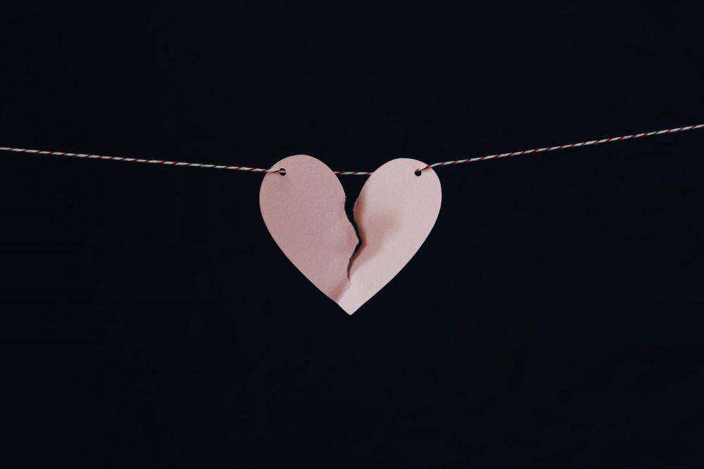 ilustrasi patah hati (unsplash.com/Kelly Sikkema)