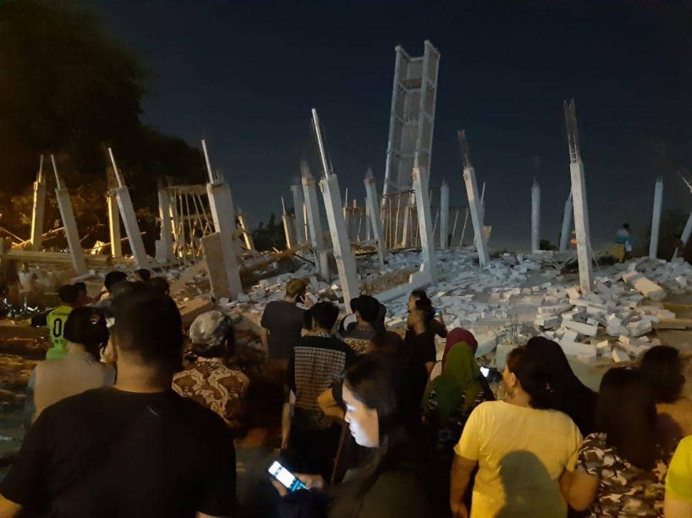 [BREAKING] Bangunan Roboh, Polisi Belum Tahu Penyebab & Jumlah Korban