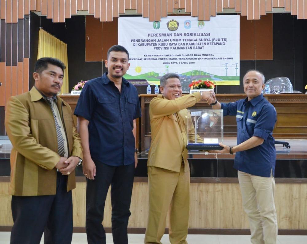 Lagi, ESDM Pasang Penerangan Tenaga Surya untuk Masyarakat Kalbar