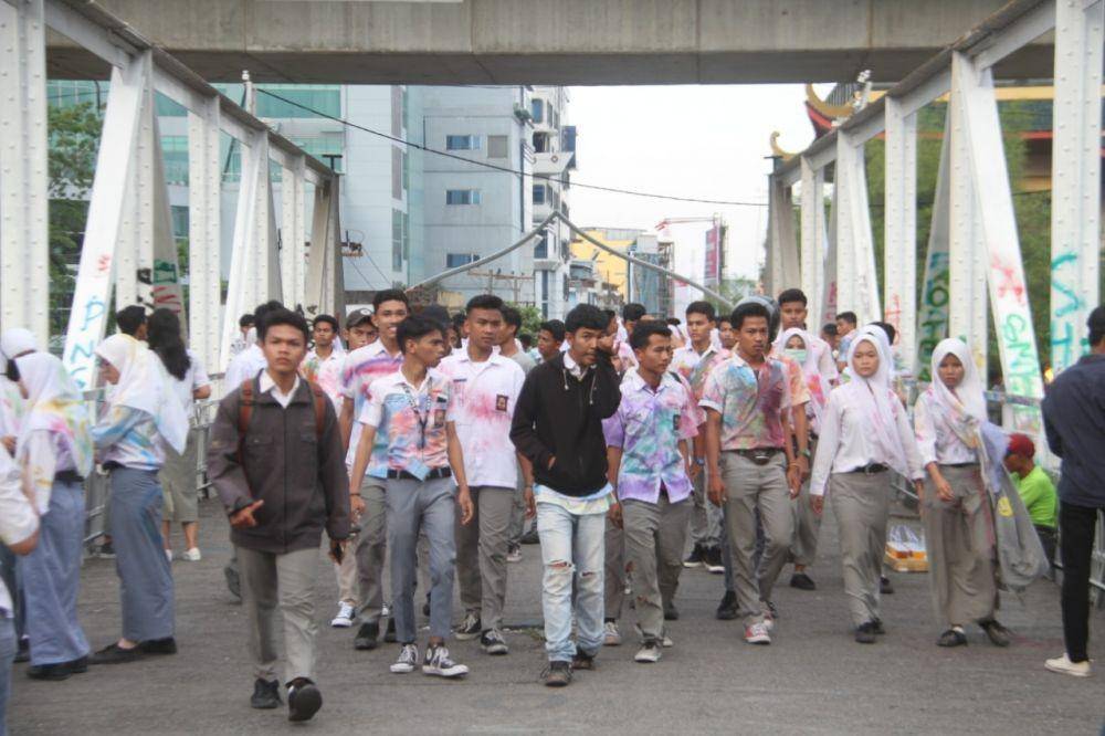 Tradisi Corat-coret Seragam Usai Ujian Nasional, Apa Untungnya Sih?