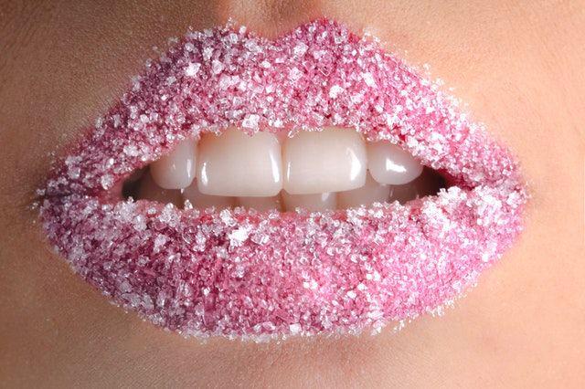 5 Lip Scrub Alami ini Bisa Bikin Bibirmu Makin Menawan