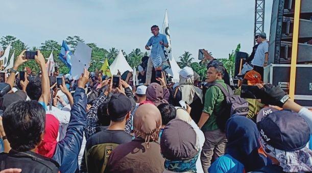 Kampanye Di Sukabumi, Sandiaga Terima Uang Satu Kantong Plastik