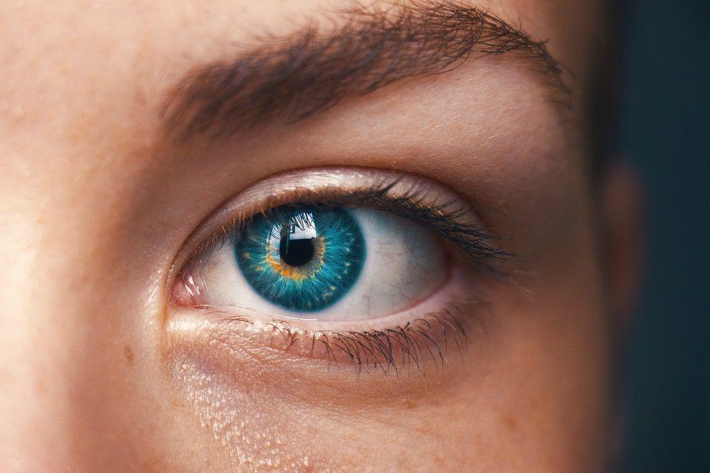 6 Kesalahan Saat Memakai Softlens, Lindungi Mata Kamu Ya!