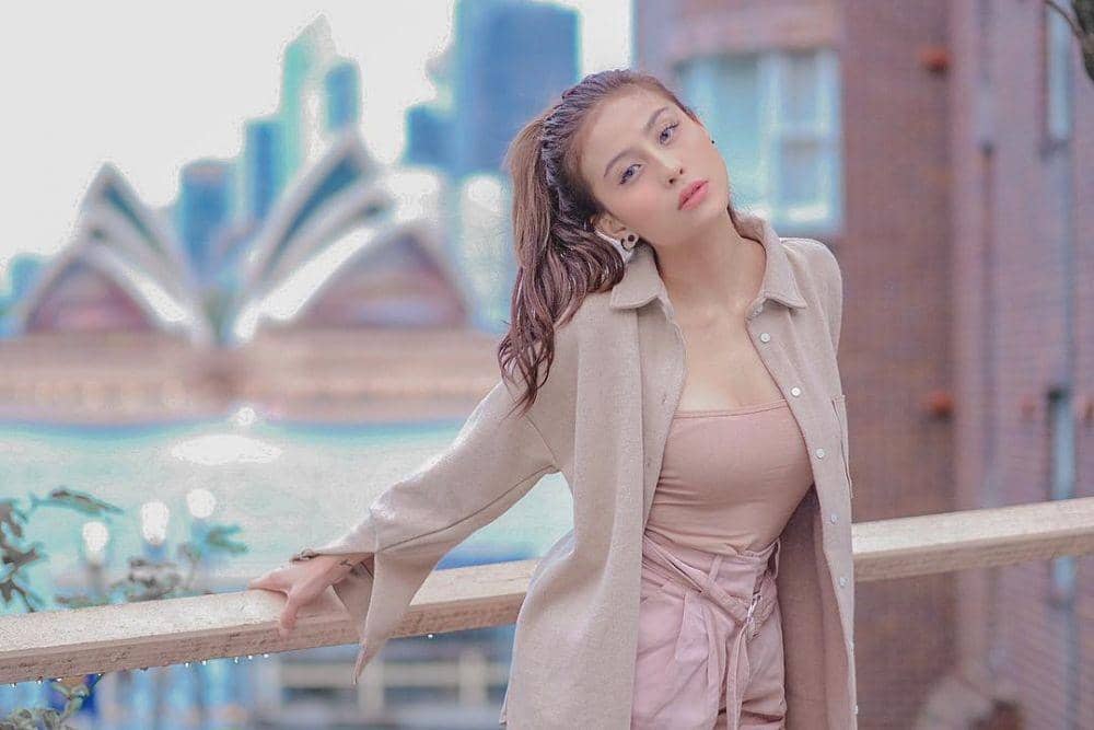 instagram.com/awkarin/