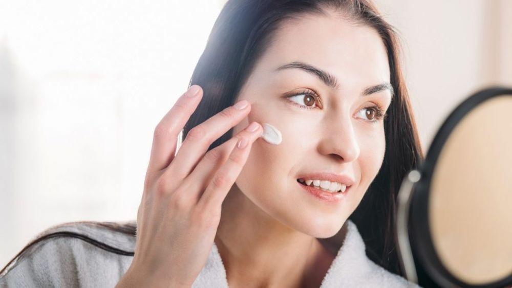 5 Rutinitas Pagi Agar Kulit Tampak Lebih Cerah & Natural