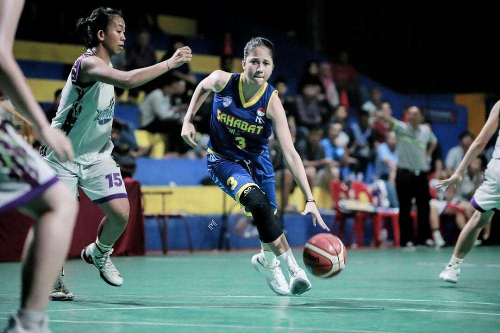 Bintang Lapangan, Ini 10 Potret Energik Sitha Marino Saat Main Basket