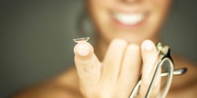 5 Tips Makeup Pemakai Lensa Kontak Agar Mata Terhindar dari Iritasi