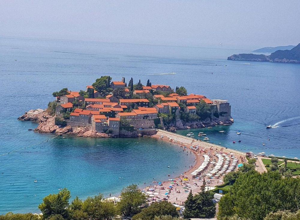 10 Potret Pulau Sveti Stefan di Montenegro, Siap Dibius Keindahannya?