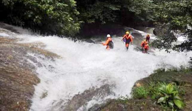 Climbing Shower Curug Bibijilan Pilihan Wisata Adrenalin di Sukabumi