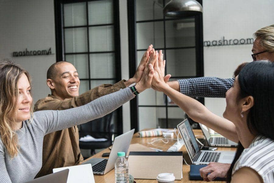 Selamat, 5 Tanda Kamu dan Rekan Kerja Sudah Solid Sebagai Satu Tim