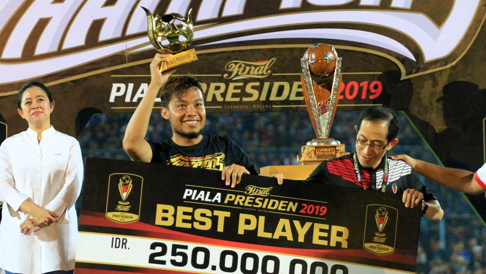 10 Potret Hamka Hamzah Kapten Arema FC Best Player Piala Presiden 2019