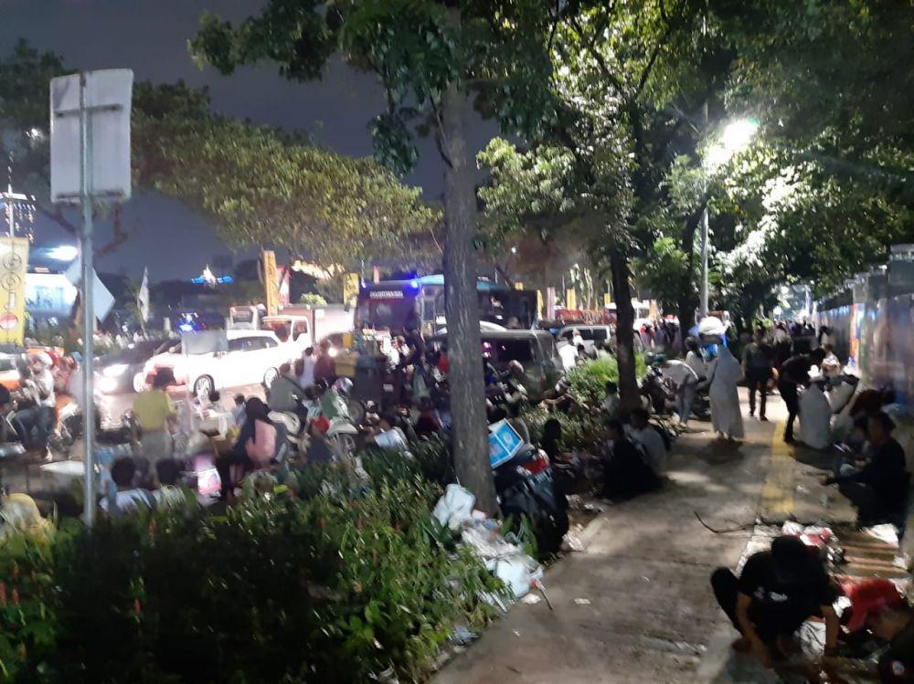 Kampanye Akbar Jokowi Selesai, Relawan Duduk-Duduk di Tepi Jalan