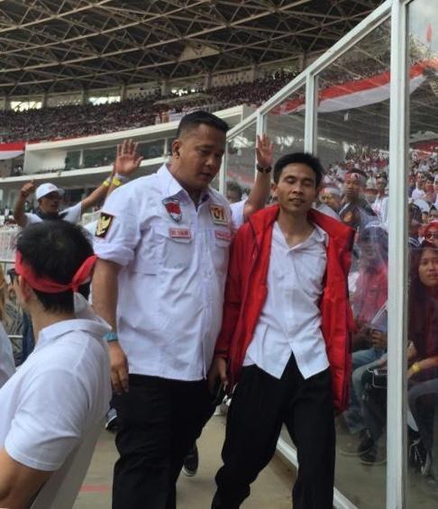 Acungkan Dua Jari, Pria ini Diamankan Polisi di Kampanye Akbar Jokowi