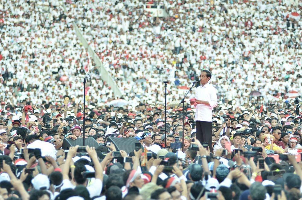 Mbah Moen Kalungkan Serban Hijau Miliknya ke Jokowi
