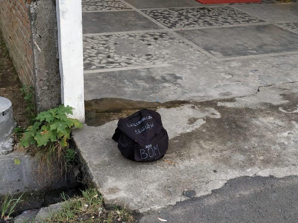 [BREAKING] Warga Temukan Tas Hitam Bertuliskan 'Ada Bom Mampus Kelen'