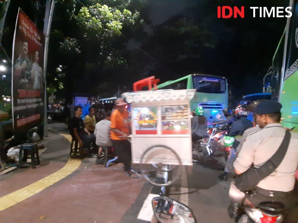 Konser Putih Bersatu Selesai, PKL Tetap Berjualan di Trotoar