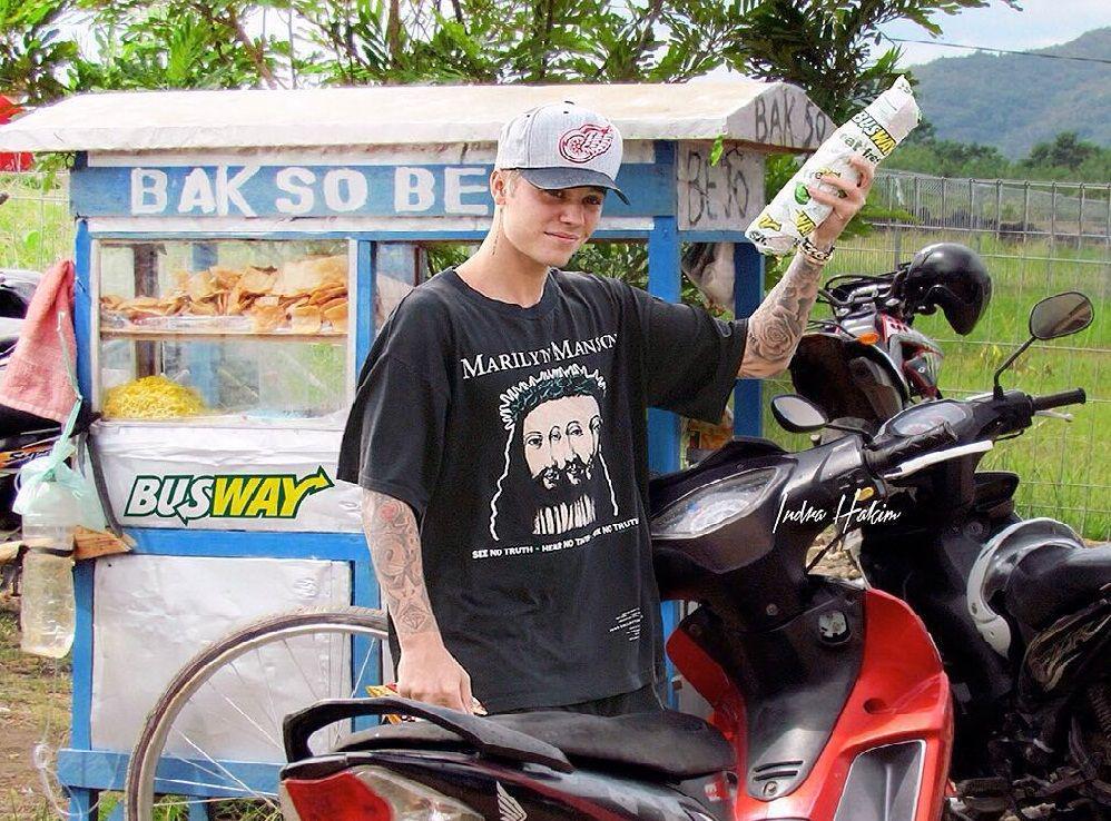 Kocak, Ini 10 Potret Selebriti Dunia dengan Kearifan Lokal Indonesia
