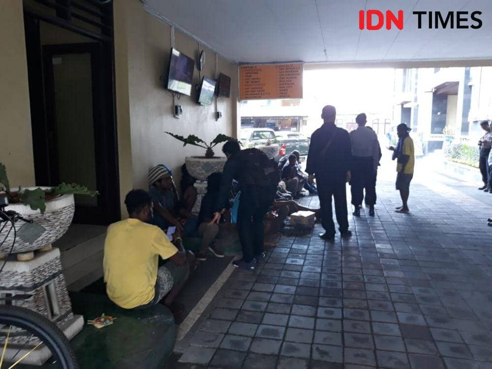 Bawa Spanduk "Tolak Pilpres 2019", Mahasiswa Papua di Bali Diamankan