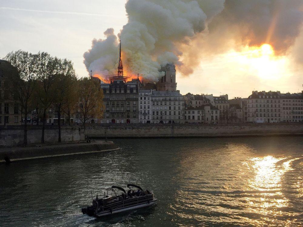 Api Melahap Katedral Notre Dame, Warga Paris Diselimuti Duka Cita