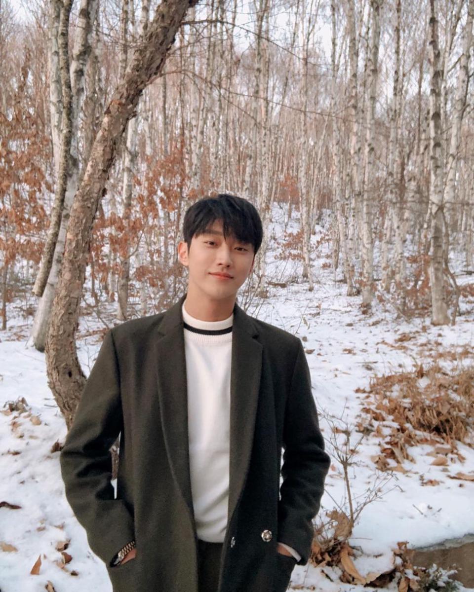 Nulis Lagu Sampai Akting, Ini 12 Potret Jinyoung B1A4 yang Memesona
