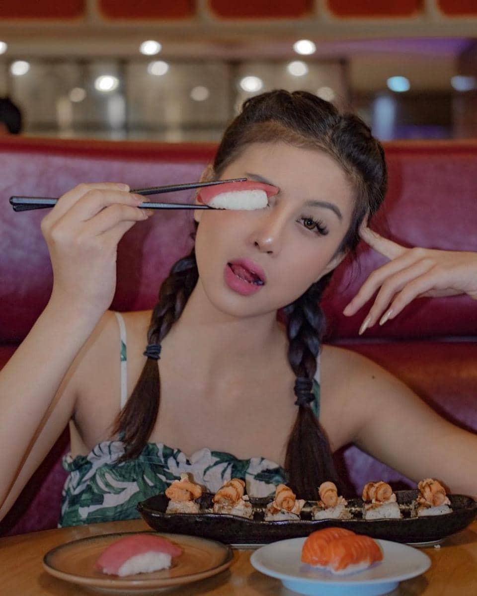 instagram.com/awkarin