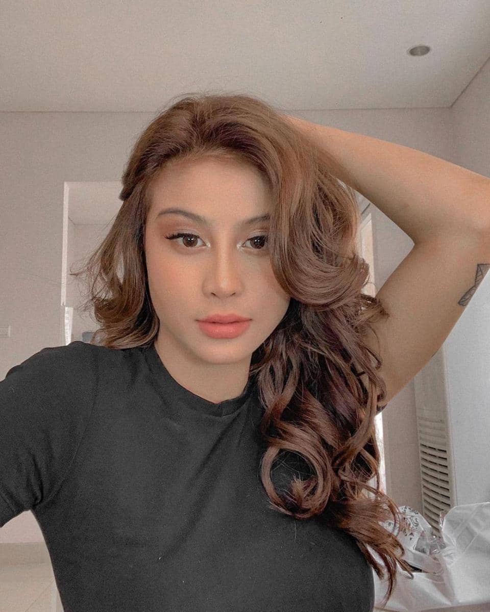 instagram.com/awkarin