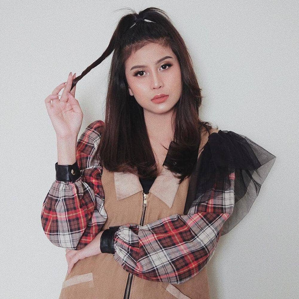 instagram.com/awkarin