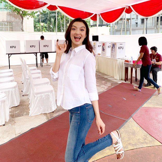 13 Potret Artis & Public Figure Putihkan TPS 17 April 2019