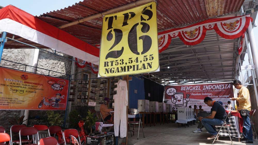 TPS Unik: Tempat Nyoblos Bergaya Khas Bengkel