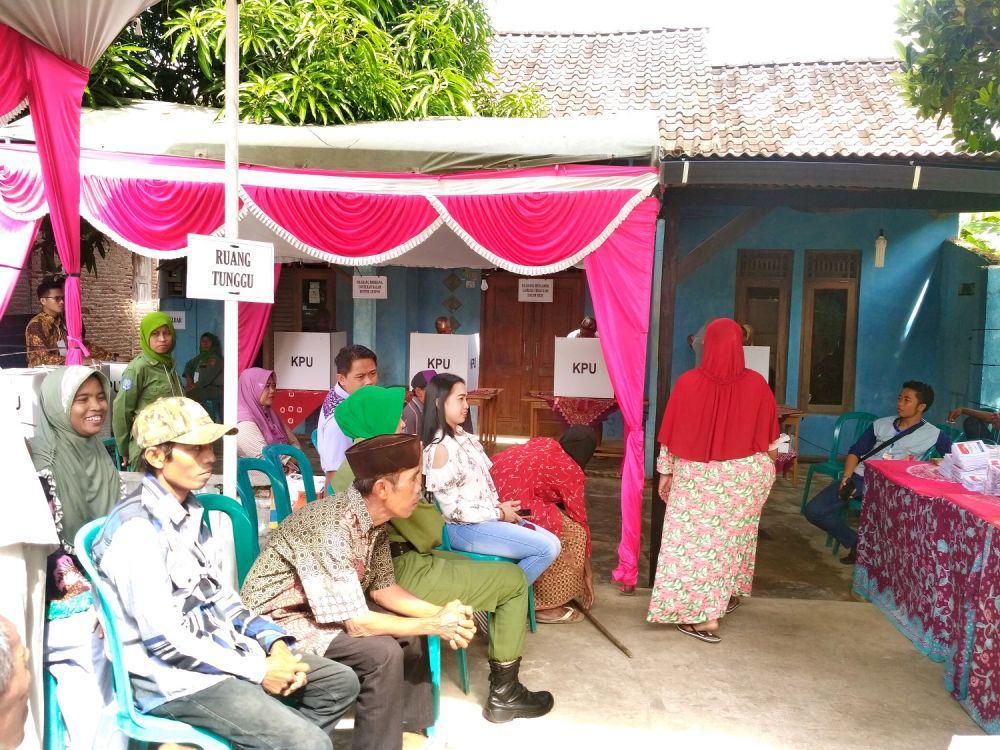 Warga Antusias Gunakan Hak Pilihnya di TPS 4 Kumendung, Rembang