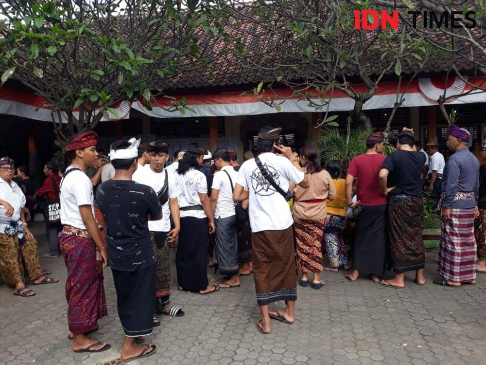 Suasana Pemilu di TPS 15 Denpasar, Bagi-bagi Tas Ramah Lingkungan