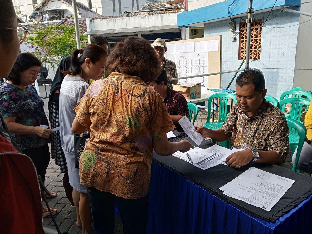 Sebagian Pemilik A5 Tak Bisa Mendaftar Pemilu di TPS 38 Surabaya