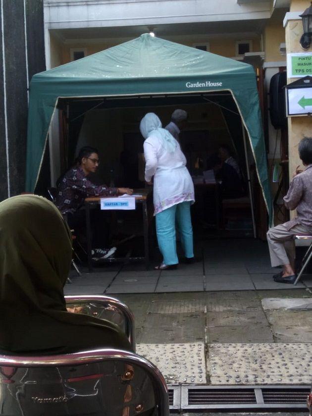 Demi Indonesia Lebih Baik, Warga Margasari Bandung Antusias Mencoblos