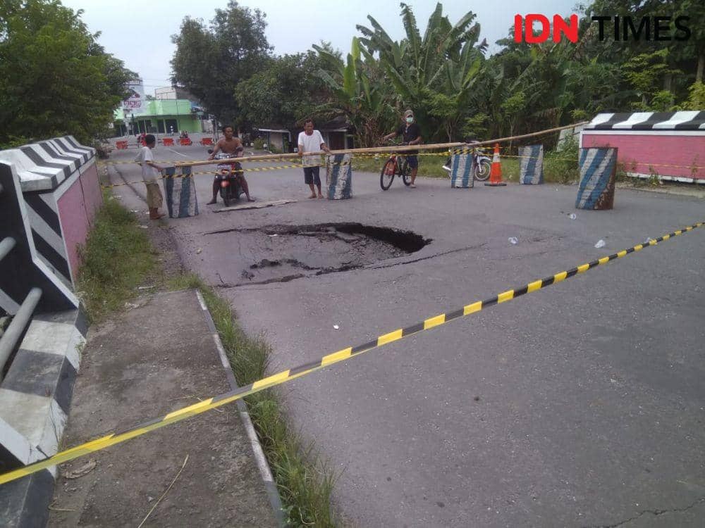 Jembatan pada Jalur Truk di Madiun Ambles, Lalu Lintas Ditutup