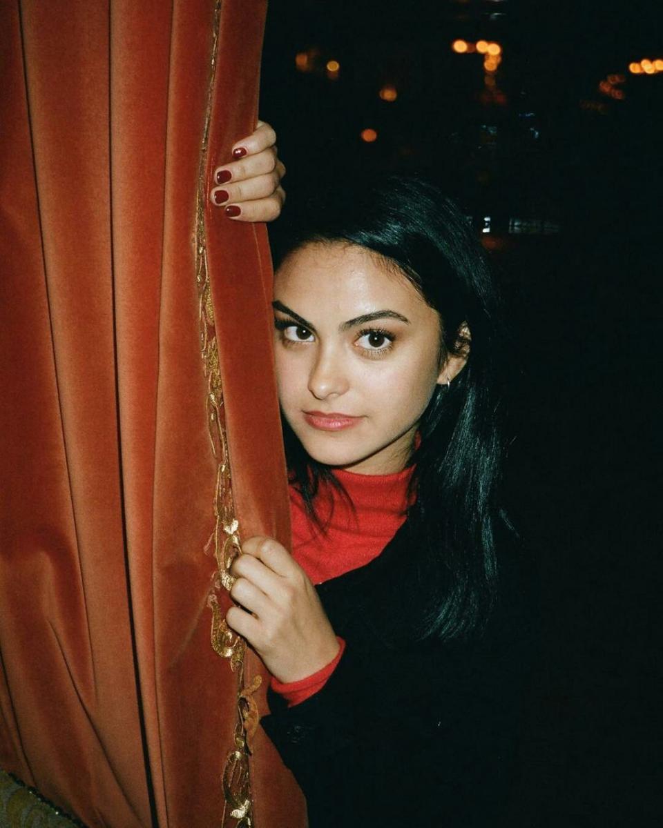 10 Potret Memukau Camila Mendes, Pemeran Shelby di 'The Perfect Date'
