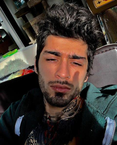 7 Gaya Zayn Malik Pamer Tato Ini Bikin Meleleh