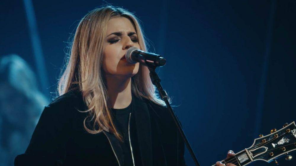 ilustrasi nyanyi lagu worship (cellcode.us)