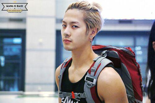 10 Potret Idol KPop Sepulang Syuting LOTJ yang Bikin Pangling