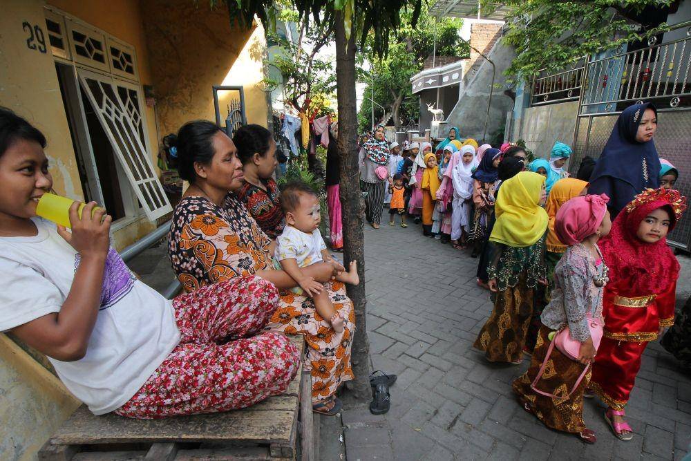 Murid TK dan SD berpawai mengenakan busana tradisional untuk menyambut Hari Kartini, Bulak Banteng, Surabaya. ANTARA FOTO/Didik Suhartono