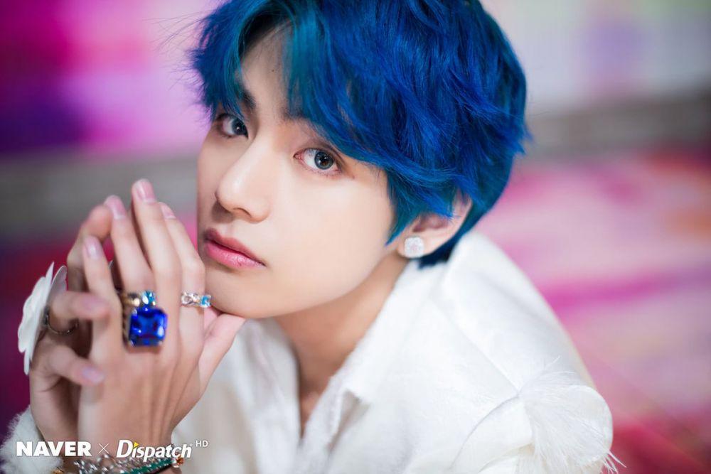 7 Lagu Keren Ciptaan V BTS Ini Bikin Fans Histeris Mendengarnya