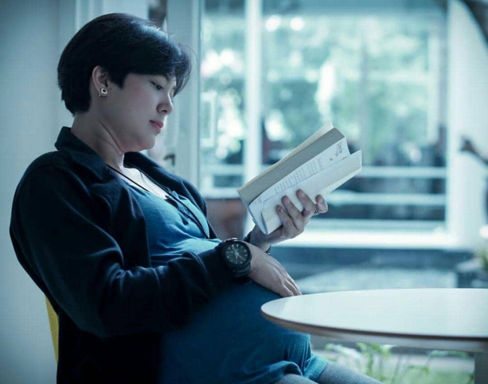 9 Potret Memesona Poppy Sovia Saat Hamil Besar, Gayanya Tomboy Abis!