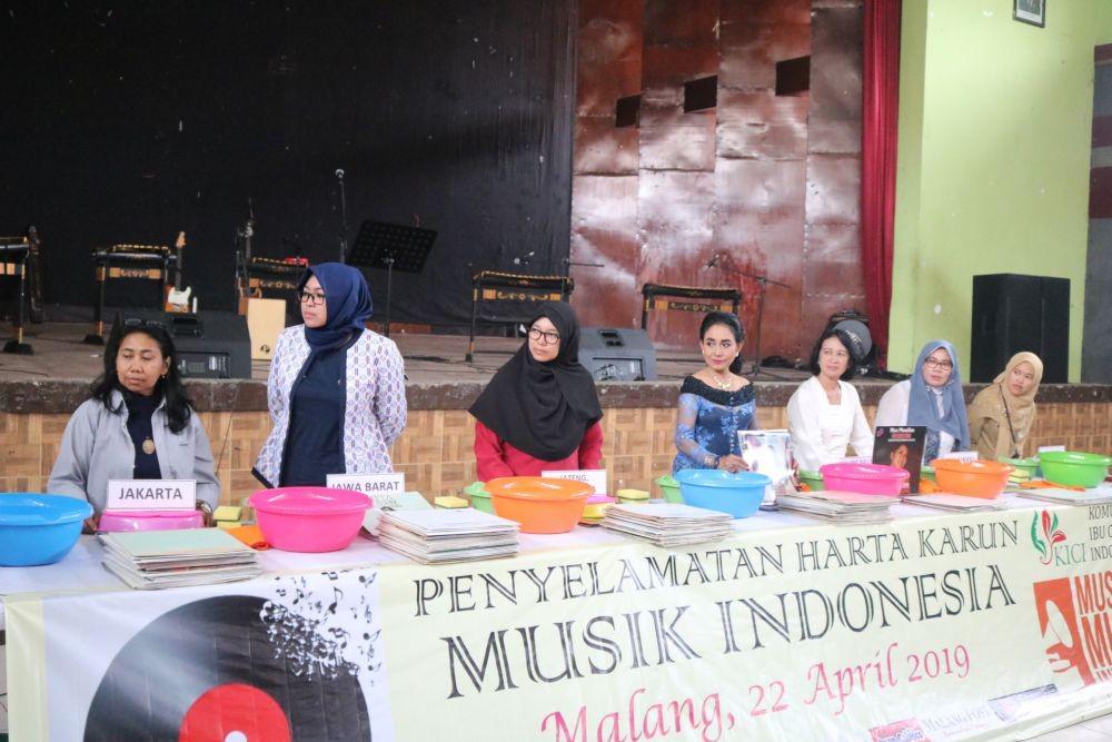 Hari Kartini, Museum Musik Indonesia Bersihkan Koleksi Piringan Hitam