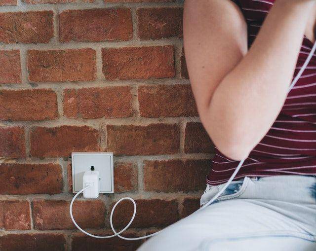 ilustrasi nge-charger HP iPhone (pexels/Rawpixel.com)