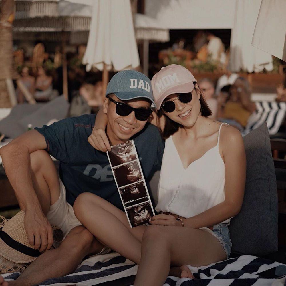 Umumkan Kehamilan, 10 Potret Romantis Lolita Agustine dan Suami