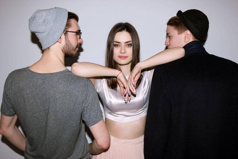 Teman vs Pacar, 5 Hal yang Harus Dilakukan Kalau Lagi Bareng Mereka