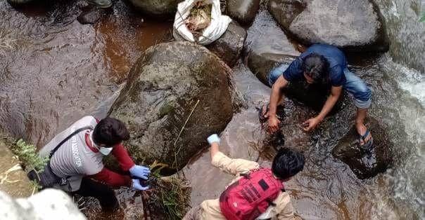 Aksi Relawan PMI Selamatkan Sungai dari Sampah Plastik di Sukabumi